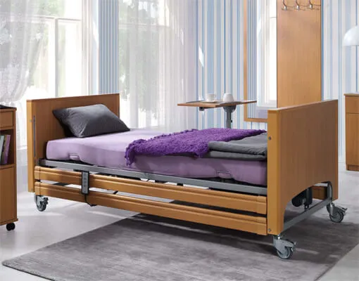 Letto ospedaliero elettrico a noleggio con sponde di contenimento
