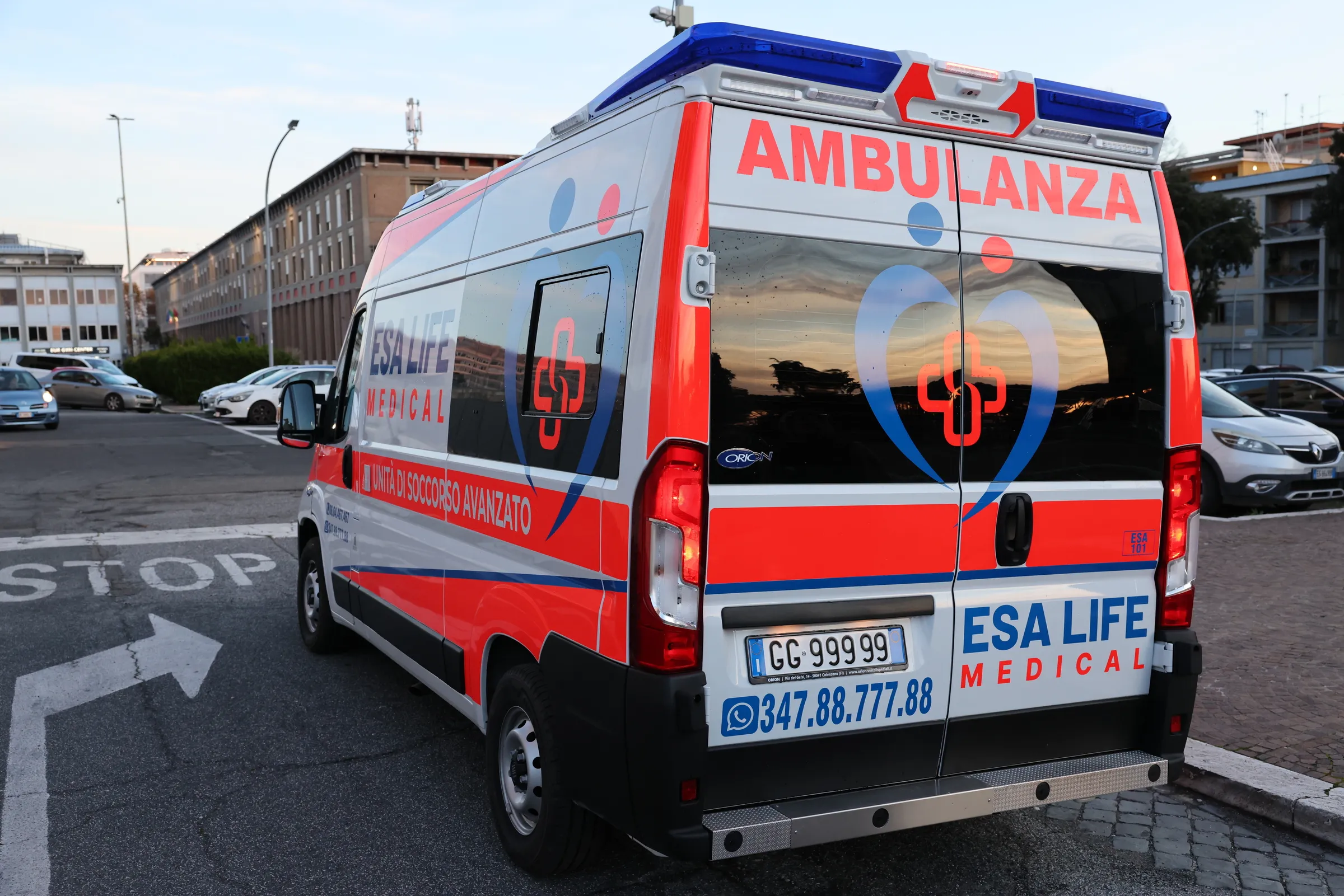 Operatore sanitario al lavoro su un'ambulanza privata