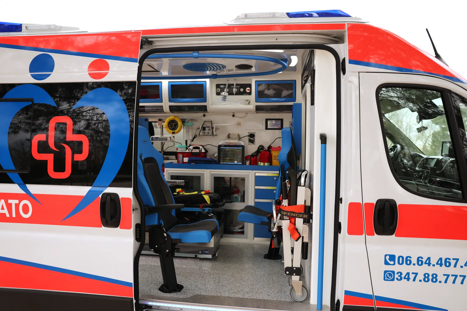 Ambulanza privata Esa Life Medical con portellone aperto, pronta al servizio
