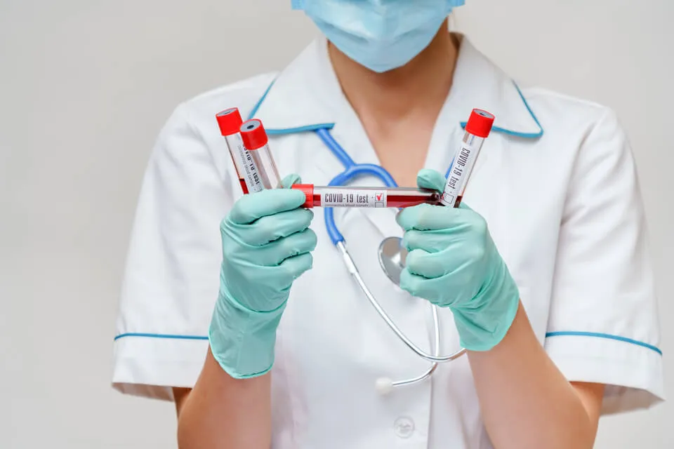 Infermiera prepara le provette per analisi del sangue a domicilio