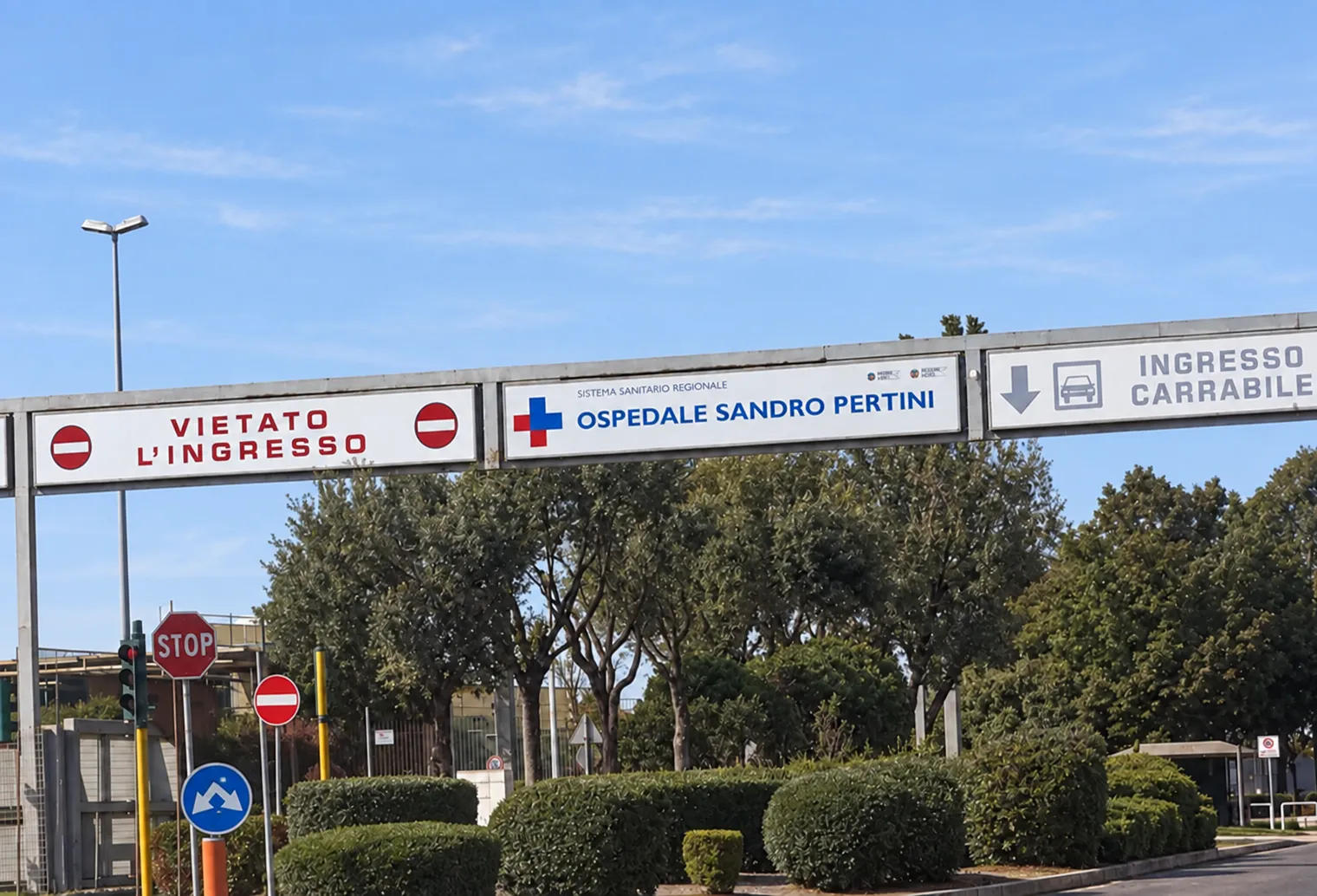 Ingresso carrabile dell’Ospedale Sandro Pertini a Roma