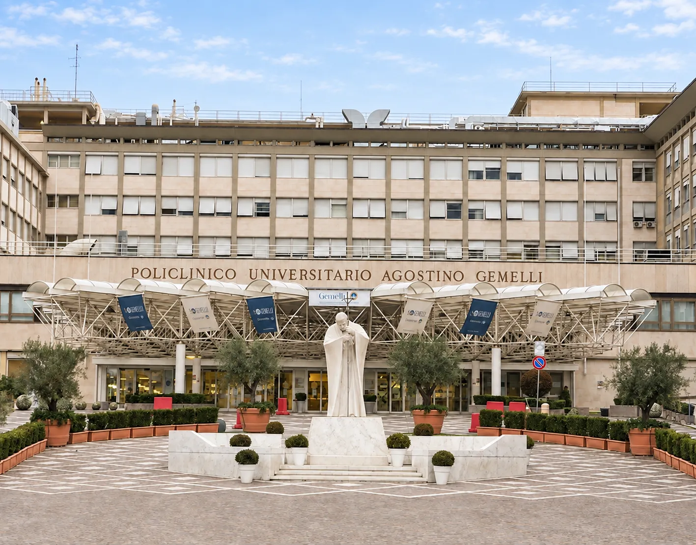 Facciata del Policlinico Universitario Agostino Gemelli a Roma